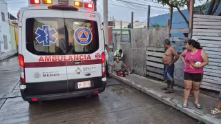 Un adulto mayor de 60 años resultó herido tras sufrir un accidente en la colonia Obrera de Ciudad del Carmen.