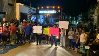 Los vecinos salieron a manifestarse con pancartas.