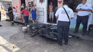 Se incendia motocicleta en la colonia Limonar de Ciudad del Carmen