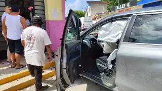 Ambos coches chocaron, donde uno fue proyectado hacia una banqueta
