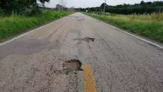 Baches en la carretera federal 261 Hopelchén-Bolonchén de Rejón ponen en riesgo a conductores, especialmente en temporada vacacional.