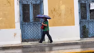 Una fuerte lluvia sorprendió a la capital campechana la tarde de este martes.