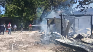 Fuego consume vivienda y alcanza camioneta en Escárcega