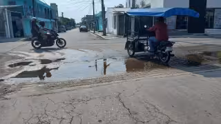 Vecinos denuncian inundaciones constantes en calle 28 de Escárcega
