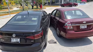 Fuerte choque entre dos vehículos particulares genera caos vial en la colonia Obrera.