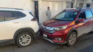 Conductor sufre crisis convulsiva y provoca accidente vial en la colonia Insurgentes.