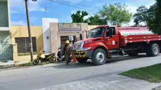 Bomberos de Escárcega atendieron reporte por presunta fuga de gas LP en la colonia Centro.