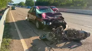 Un motociclista perdió la vida tras ser embestido al intentar cruzar la vía federal sin precaución.