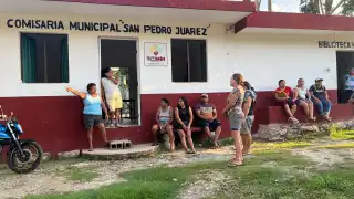 En el plantón, los vecinos pidieron a la madre de los niños que abandonaran el pueblo.