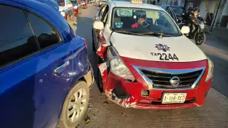 Fuerte choque entre particular y taxi en Ciudad del Carmen