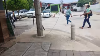La línea dañada permanece colgando sobre un andador del Centro.