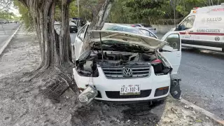 Joven estudiante impacta su auto contra un árbol en Ciudad del Carmen