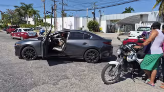 Choque entre automóvil y motocicleta frente al helipuerto.