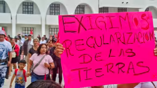 Durante la protesta, vecinos reclamaron que el crecimiento urbano de Cancún ha dejado rezagadas a comunidades enteras
