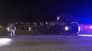 Un tractocamión que transportaba chatarra volcó en la carretera Escárcega-Champotón