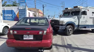 Una camioneta de valores y un automóvil chocaron de frente en la colonia San Carlos.