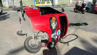 Aparatoso accidente en Villa Universitaria deja un Pochimóvil volcado y dos personas lesionadas