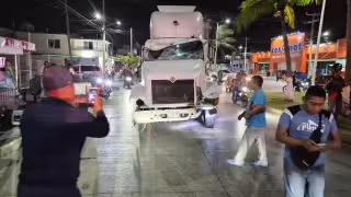 Tractocamión desata accidentes y tensión en la isla