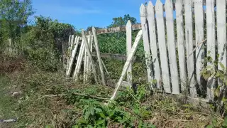 La cerca quedó incompleta tras el robo que se dio en la propiedad.