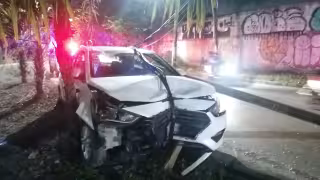 El auto terminó destrozado del frente luego de estrellarse con un poste.