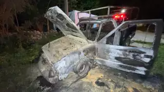 Corto circuito deja camioneta en cenizas en Hopelchén 