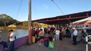 Personas varadas en el bloqueo en Atasta evitan retrasos y buscan soluciones