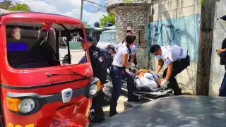 Mototaxista en estado de ebriedad se impacta contra vehículo estacionado en la Región 100 de Cancún