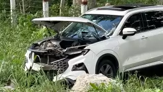 Camioneta sale de la carpeta asfáltica en Champotón; se registra un lesionado