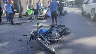 Un motociclista resultó herido tras chocar contra una camioneta en Escárcega.