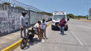 Tractocamión sancionado por vuelta prohibida en accidente vial