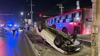 Uno de los autos involucrados terminó volcado por la fuerza del impacto.