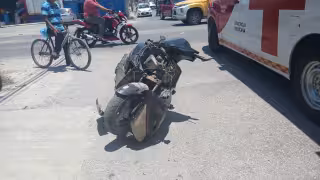 Conductor de motocicleta queda lesionado y automovilista huye