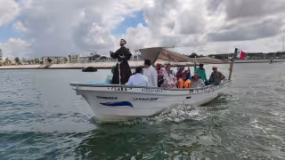 Pescadores y feligreses acompañan a San Francisco de Asís en su recorrido marítimo