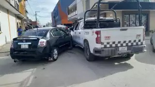 Una conductora de la Guardia Nacional no realizó su alto obligatorio.