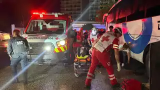 Los paramédicos de la Cruz Roja atendieron a los lesionados.