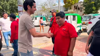 Críticos atribuyen su ascenso político a la sombra de su padre, Miguel Ramón Martín Azueta, expresidente municipal por el PRI