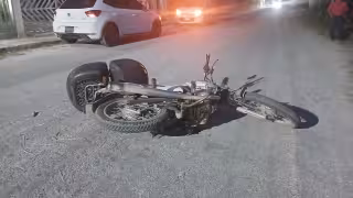 Motociclista ileso tras accidente con Suzuki Ibiza