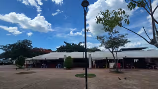 Comerciantes y vecinos solicitaron que la rehabilitación del parque Campeche también incluya la zona comercial.