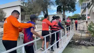 A bordo de dos embarcaciones localizan a varias personas, una de las cuales estaba deshidratada