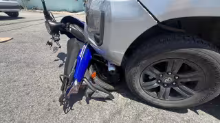 Así quedó la motocicleta tras el impacto ocasionado por el vehículo.