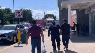 Un hombre fue detenido por presunto intento de robo en tienda.