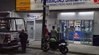 Dos sujetos asaltaron una sucursal de Farmacias Similares en la colonia Francisco I. Madero.