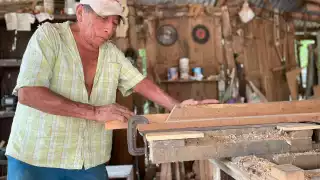 Don Feliciano Uicab Chí tiene más de 55 años trabajando como carpintero.