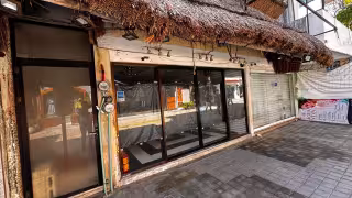 Decenas de locales lucen abandonados en la principal avenida del destino.