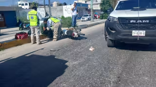 Adolescente choca contra camioneta en Escárcega; termina hospitalizado