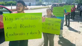 Matarifes se manifiestan en rastro municipal de Carmen por irregularidades y falta de diálogo