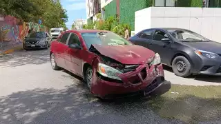 Choque en la calle 20 proyecta taxi contra transeúnte; mujer mayor termina hospitalizada