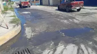 Javier Enrique Valdivieso Suárez y Vilma Días González, vecinos de la colonia Salsipuedes, alertaron sobre el peligro del aceite derramado en la calle 38.