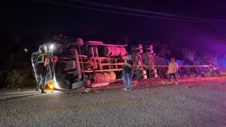 Un tráiler cargado con sal volcó en la carretera Carmen–Isla Aguada durante la madrugada.