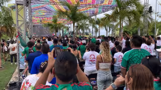 La afición cancunense se dio cita para ver el partido en las pantallas.